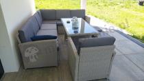 Aranżacja: Narożnik ogrodowy z wysokim stołem, pufami i fotelem - Cofete Light Grey