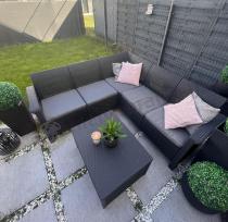 Aranżacja: Narożnik tarasowy ze stolikiem skrzynią Rellbo grafitowy