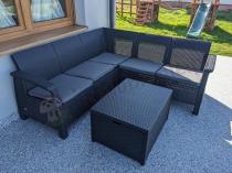 Aranżacja: Narożnik tarasowy ze stolikiem skrzynią Rellbo grafitowy