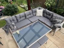 Aranżacja: Narożnik technorattan ze stołem 120x70cm i pufami Perata Corner Light Grey