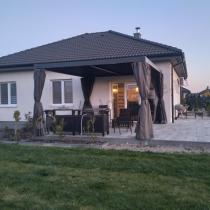 Aranżacja: Nowoczesna pergola ogrodowa 4x4 Nefir 2.0 Antracyt z zasłonami i moskitierami, Gartwerk