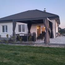 Aranżacja: Nowoczesna pergola ogrodowa 4x4 Nefir 2.0 Antracyt z zasłonami i moskitierami, Gartwerk