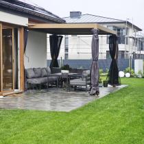 Aranżacja: Nowoczesna pergola z oświetleniem, zasłonami i moskitierami Nefir 2.0 LED 3x4 - Woodlook