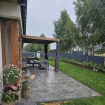 Aranżacja: Nowoczesna pergola z oświetleniem, zasłonami i moskitierami Nefir 2.0 LED 3x4 - Woodlook
