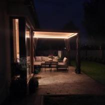 Aranżacja: Nowoczesna pergola z oświetleniem, zasłonami i moskitierami Nefir 2.0 LED 3x4 - Woodlook