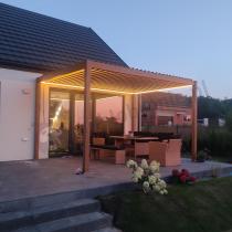 Aranżacja: Nowoczesna pergola z oświetleniem, zasłonami i moskitierami Nefir 2.0 LED 3x4 - Woodlook