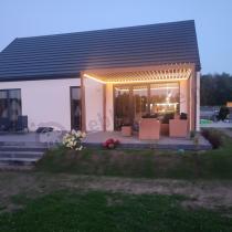 Aranżacja: Nowoczesna pergola z oświetleniem, zasłonami i moskitierami Nefir 2.0 LED 3x4 - Woodlook