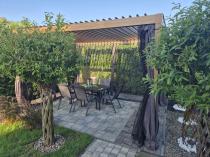 Aranżacja: Nowoczesna pergola z oświetleniem, zasłonami i moskitierami Nefir 2.0 LED 3x4 - Woodlook