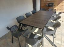 Aranżacja: Nowoczesne meble obiadowe dla 10 osób do ogrodu Portis ze stołem 200cm i blatem w kolorze drewna