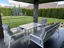 Aranżacja: Nowoczesny zestaw białych mebli ogrodowych - sofa 202cm, stół obiadowy, fotele i pufy - Renalo Dining White