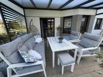 Aranżacja: Nowoczesny zestaw białych mebli ogrodowych - sofa 202cm, stół obiadowy, fotele i pufy - Renalo Dining White