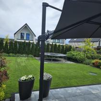 Aranżacja: Parasol ogrodowy na wysięgniku, aluminiowy stelaż, 300x300 - Bahio Antracite