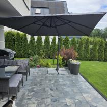Aranżacja: Parasol ogrodowy na wysięgniku, aluminiowy stelaż, 300x300 - Bahio Antracite