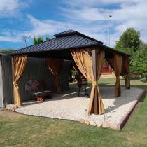 Aranżacja: Pergola altana metalowa 3,5x6z dachem Hardtop i zasłonami Hater - Woodlook