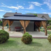 Aranżacja: Pergola altana metalowa 3,5x6z dachem Hardtop i zasłonami Hater - Woodlook