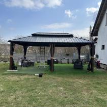 Aranżacja: Pergola altana metalowa 3,5x6z dachem Hardtop i zasłonami Hater - Woodlook