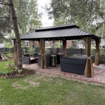 Aranżacja: Pergola altana metalowa 3,5x6z dachem Hardtop i zasłonami Hater - Woodlook