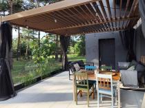 Aranżacja: Pergola lamelowa z zasłonami i moskitierą Nefir 2.0 4x4 - Woodlook