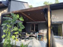 Aranżacja: Pergola lamelowa z zasłonami i moskitierą Nefir 2.0 4x4 - Woodlook