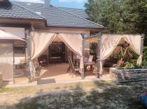 Aranżacja: Pergola ogrodowa 3x5,5 z materiałowym dachem i zasłonami Kirn 2.0 beż