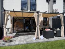 Aranżacja: Pergola ogrodowa 3x5,5 z materiałowym dachem i zasłonami Kirn 2.0 beż