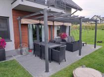 Aranżacja: Pergola ogrodowa 3x5,5 z materiałowym dachem i zasłonami Kirn beż