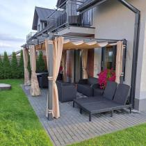 Aranżacja: Pergola ogrodowa 3x5,5 z materiałowym dachem i zasłonami Kirn beż