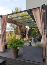Aranżacja: Pergola ogrodowa 3x5,5 z materiałowym dachem i zasłonami Kirn beż