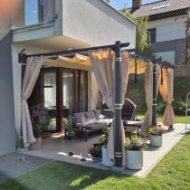 Aranżacja: Pergola ogrodowa 3x5,5 z materiałowym dachem i zasłonami Kirn beż