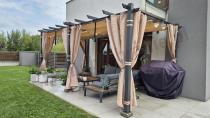 Aranżacja: Pergola ogrodowa 3x5,5 z materiałowym dachem i zasłonami Kirn beż