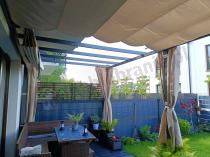 Aranżacja: Pergola ogrodowa 3x5,5 z materiałowym dachem i zasłonami Kirn beż