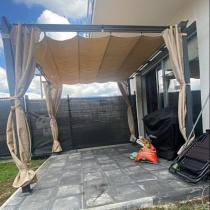 Aranżacja: Pergola ogrodowa stalowa Hiro 3x3 z zasłonami w zestawie