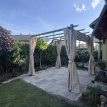 Aranżacja: Pergola ogrodowa stalowa Hiro 3x3 z zasłonami w zestawie