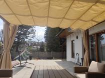 Aranżacja: Pergola ogrodowa z materiałowym dachem i zasłonami Kirn 2.0 4x4 Aluminium - Cream Wood