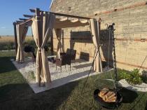Aranżacja: Pergola ogrodowa z materiałowym dachem i zasłonami Kirn 3x4 Aluminium - Cream Wood