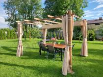 Aranżacja: Pergola ogrodowa z materiałowym dachem i zasłonami Kirn 3x4 Aluminium - Cream Wood
