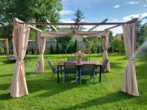 Aranżacja: Pergola ogrodowa z materiałowym dachem i zasłonami Kirn 3x4 Aluminium - Cream Wood