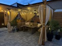 Aranżacja: Pergola ogrodowa z materiałowym dachem i zasłonami Kirn 3x4 Aluminium - Cream Wood