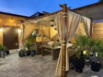 Aranżacja: Pergola ogrodowa z materiałowym dachem i zasłonami Kirn 3x4 Aluminium - Cream Wood