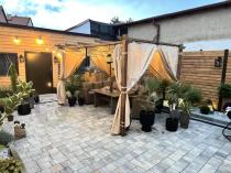 Aranżacja: Pergola ogrodowa z materiałowym dachem i zasłonami Kirn 3x4 Aluminium - Cream Wood