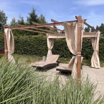 Aranżacja: Pergola ogrodowa z materiałowym dachem i zasłonami Kirn 4x4 Aluminium - Cream Wood