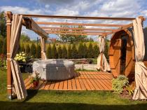 Aranżacja: Pergola ogrodowa z materiałowym dachem i zasłonami Kirn 4x4 Aluminium - Cream Wood