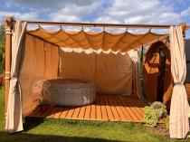 Aranżacja: Pergola ogrodowa z materiałowym dachem i zasłonami Kirn 4x4 Aluminium - Cream Wood