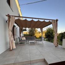 Aranżacja: Pergola ogrodowa z materiałowym dachem i zasłonami Kirn 4x4 Aluminium - Cream Wood