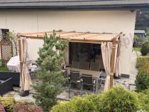 Aranżacja: Pergola ogrodowa z materiałowym dachem i zasłonami Kirn 4x4 Aluminium - Cream Wood