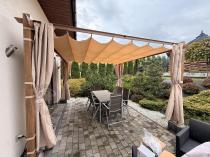 Aranżacja: Pergola ogrodowa z materiałowym dachem i zasłonami Kirn 4x4 Aluminium - Cream Wood