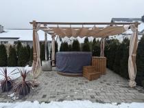 Aranżacja: Pergola ogrodowa z materiałowym dachem i zasłonami Kirn 4x4 Aluminium - Cream Wood
