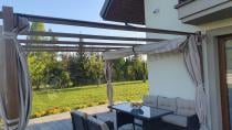 Aranżacja: Pergola ogrodowa z materiałowym dachem i zasłonami Kirn 4x4 Aluminium - Cream Wood