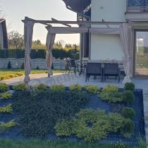 Aranżacja: Pergola ogrodowa z materiałowym dachem i zasłonami Kirn 4x4 Aluminium - Cream Wood