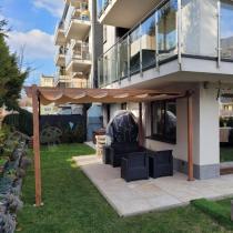 Aranżacja: Pergola ogrodowa z materiałowym dachem Kirn 4x4 Aluminium - Cream Wood